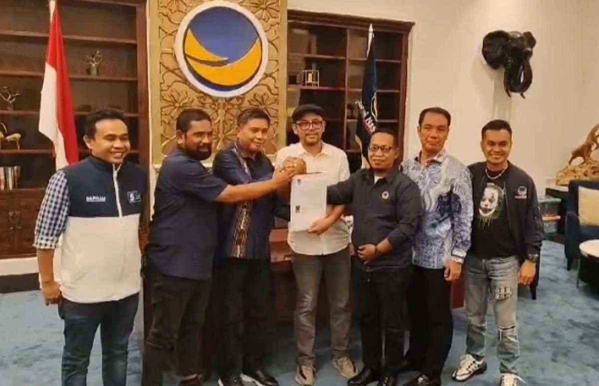 Bakal calon Walikota Ambon Bodewin Wattimena saat menerima rekomendasi dari Ketua DPD Partai Nasdem Maluku