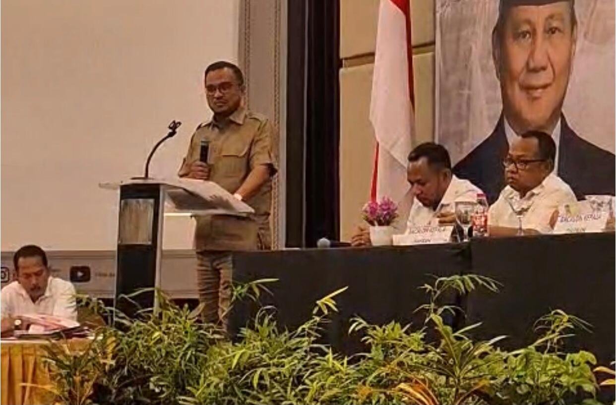 Balon Bupati SBT, Fachri Husni Alkatiri menyampaikan visi-misi pada Fit and Proper Test Partai Gerindra Maluku (foto : beritabeta.com)