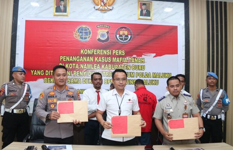 Ditreskrimum Polda Maluku mengumumkan penangkapan dua terduga mafia tanah (foto : Humas Polda Maluku)