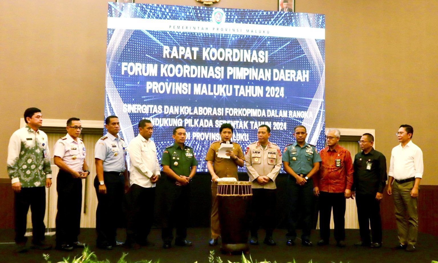 Pj. Gubernur Maluku, Sadali Ie membuka Rakor Forkopimda Provinsi Maluku yang digelar di Hotel Santika Premiere Ambon, Selasa (11/6/2024).
