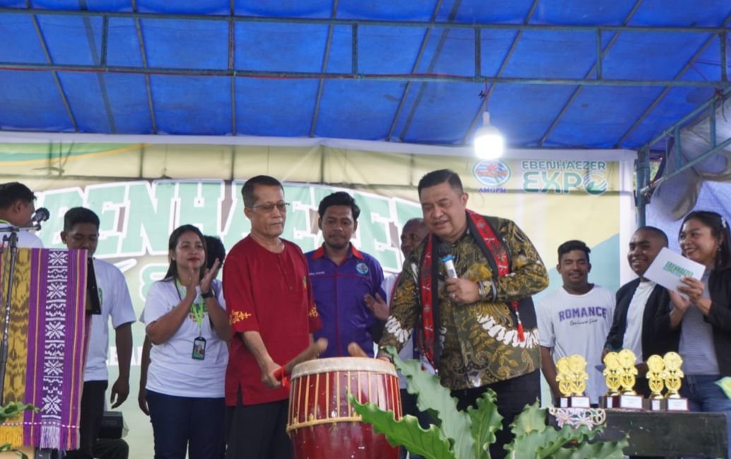 Sekkot Ambon, Agus Ririmasse secara resmi membuka kegiatan Ebenhaezer Expo tahun 2024 di lapangan Korp Musik Ajendam, Skip pada Sabtu (8/6/2024).