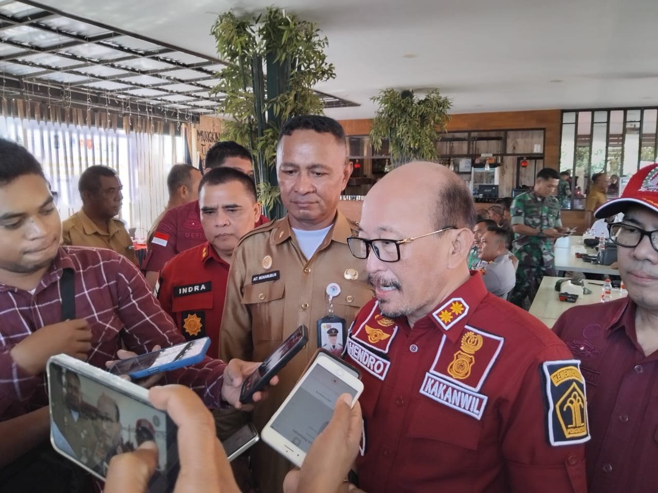 Kepala Kanwil Kemenkumham Maluku, Hendro Tri Prasetyo dan Kepala Kantor Imigrasi Kelas I TPI Ambon, Raden Indra Iskandarsyah memberikan keterangan kepada wartawan. (foto : beritabeta.com)