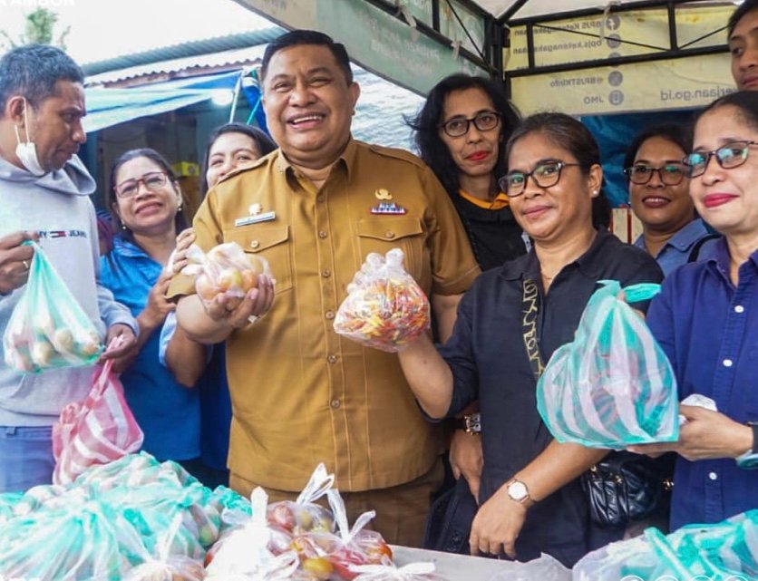 Sekkot Ambon, Agus Ririmasse tinjau gerakan pangan murah di Pelabuhan Enrico, jalan Pantai Mardika, Selasa (30/7/2024)