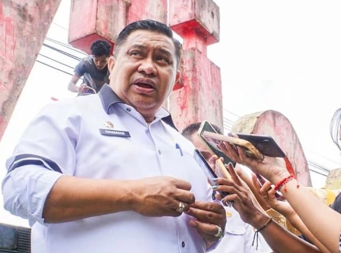 Sekkot Ambon, Agus Ririmasse saat memberikan keterangan kepada wartawan (foto : Istimewa)