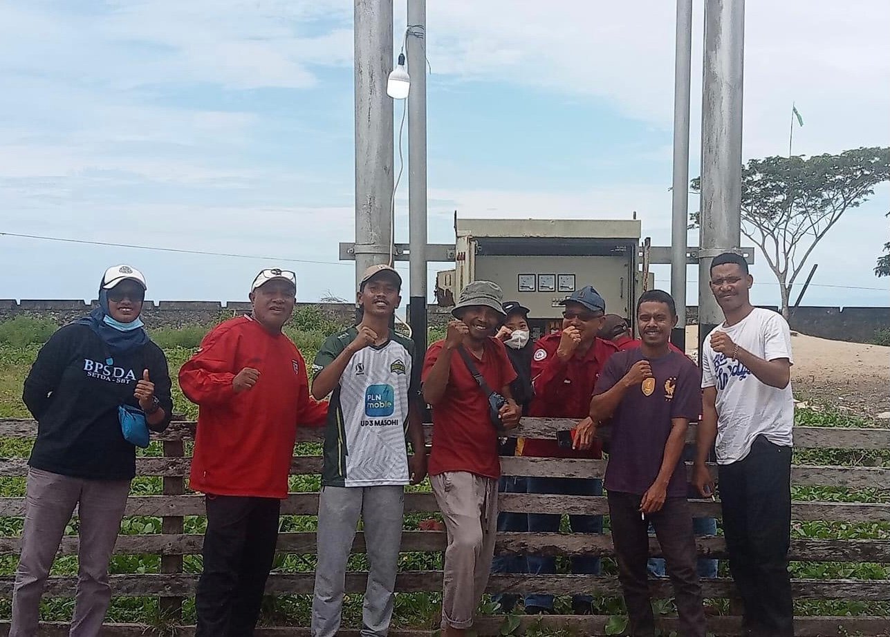 Kabag Ekonomi dan SDA Setda SBT, Fahrudin Kilwouw saat bersama pihak PLN meninjau PLTD Kilmury (foto : Istimewa)