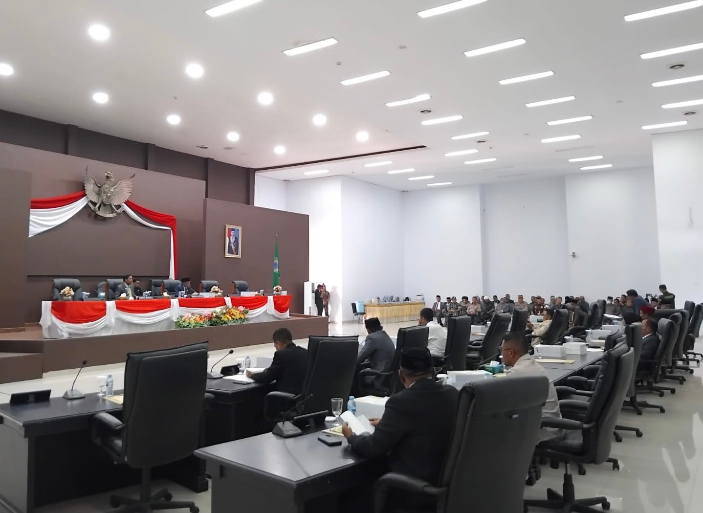 Rapat Paripurna ke-5 masa persidangan kedua tahun sidang 2024 dalam rangka penyampaian rekomendasi DPRD terhadap LKPJ Bupati Tahun 2023 yang digelar di ruang rapat paripurna DPRD SBT, Rabu (31/7/2024).