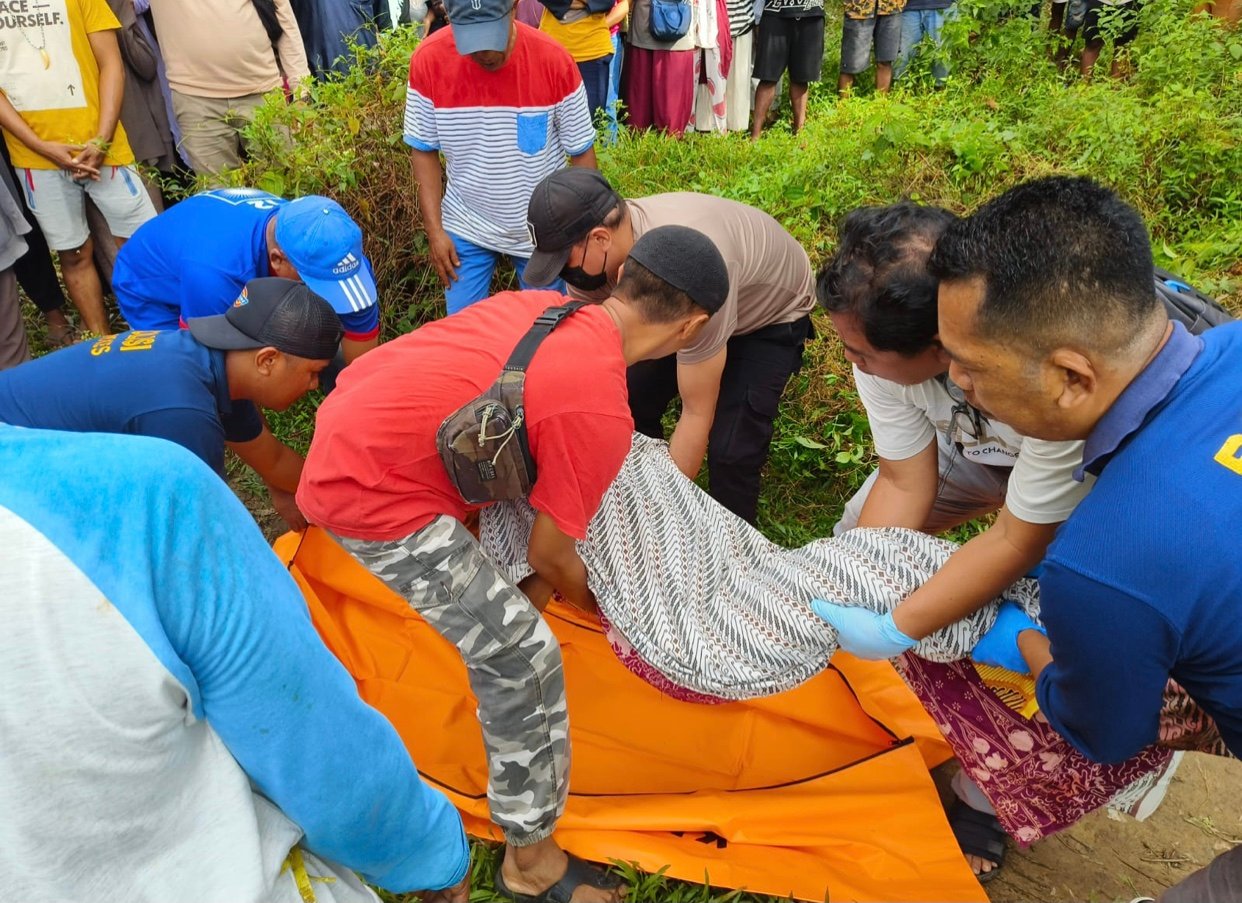 Evakuasi mayat yang ditemukan di hutan Tulehu, Kecamatan Salahutu