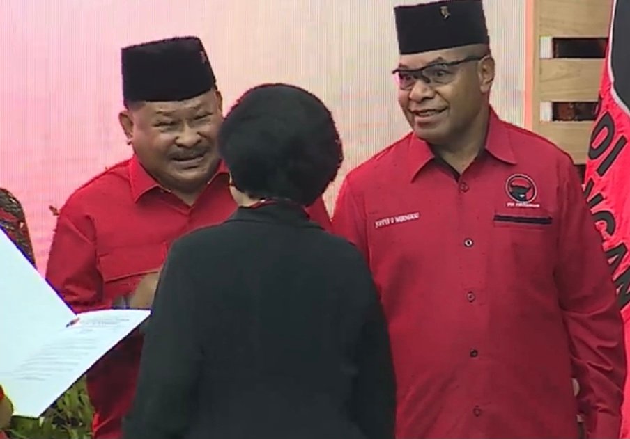 Ketua Umum PDI Perjuangan, Megawati Soekarnoputri menyerahkan rekomendasi PDIP kepada Jeffry Apoly Rahawarin di kantor DPP PDIP, Menteng, Jakarta Pusat, Rabu (14/8/2024).