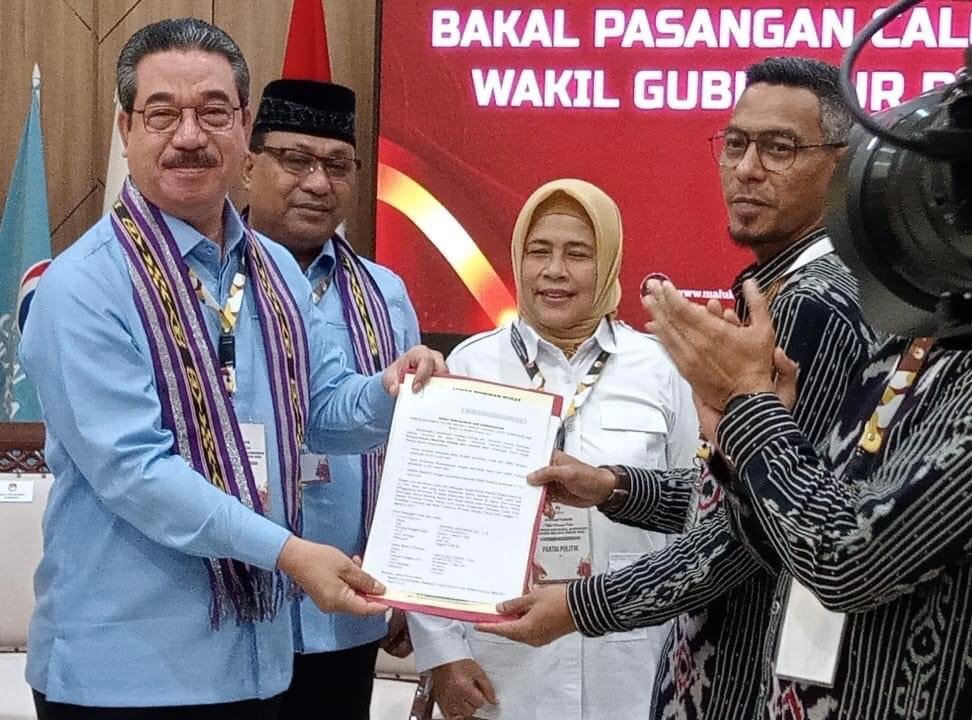 Pasangan Balon Gunernur dan Wakil Gubernur Maluku, Hendrik Lewerissa-Abdullah Vanath resmi mendaftar di KPU Maluku.