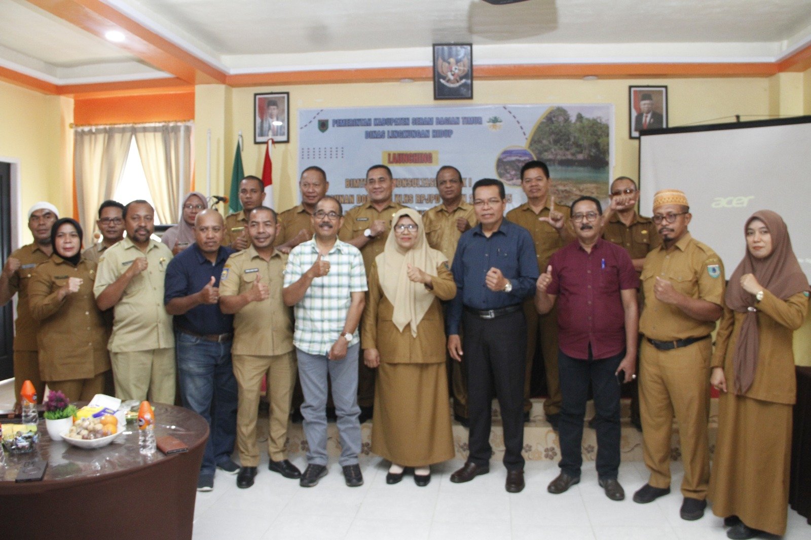 Plt Sekda SBT, Mirnawati Derlen foto bersama pimpinan OPD usai Bimtek dan Konsultasi Publik penyusunan dokumen KLHS RPJPD dan KLHS RPJMD. (foto : Istimewa)