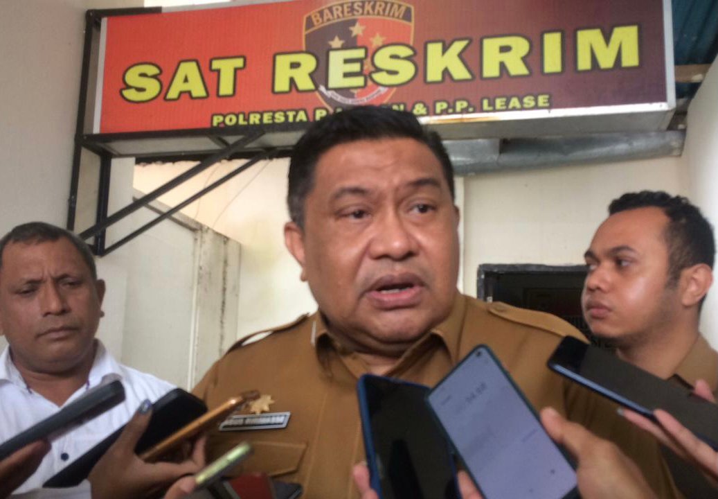 Agus Ririmasse memberikan keterangan kepada wartawan usai melaporkan Ketua Saniri Negeri Leahari Ronny Diasz ke Polresta Ambon dan P.P Lease. (foto : beritabeta.com/febby sahupala)