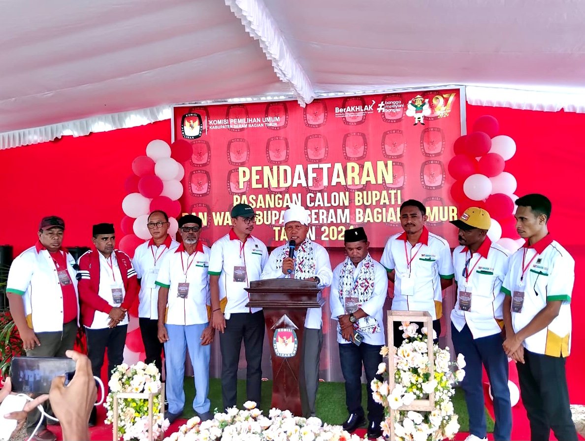 Pasangan Balon Bupati dan Wakil Bupati SBT, Abdul Malik Kastella-Arobi Kelian menyampaikan konfrensi pers usai mendaftar di KPU setempat pada Kamis (29/8/2024) siang.