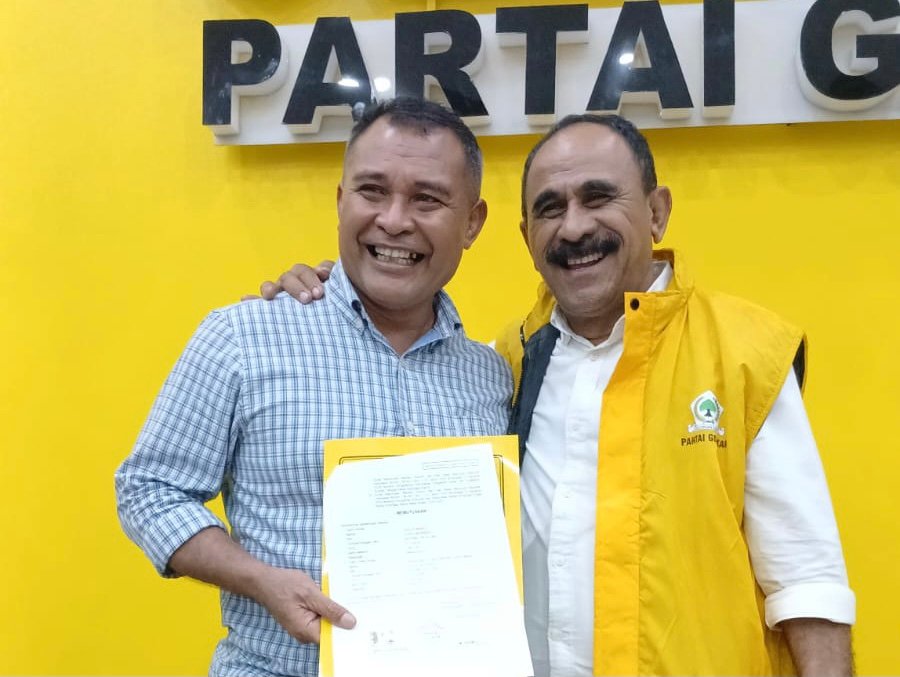 Sekretaris DPD Partai Golkar Maluku, Abner James Timisela menyerahkan formulir B1-KWK Partai Golkar kepada Balon Bupati SBT, Agil Rumakat di Kantor DPP Golkar. (foto : Istimewa)