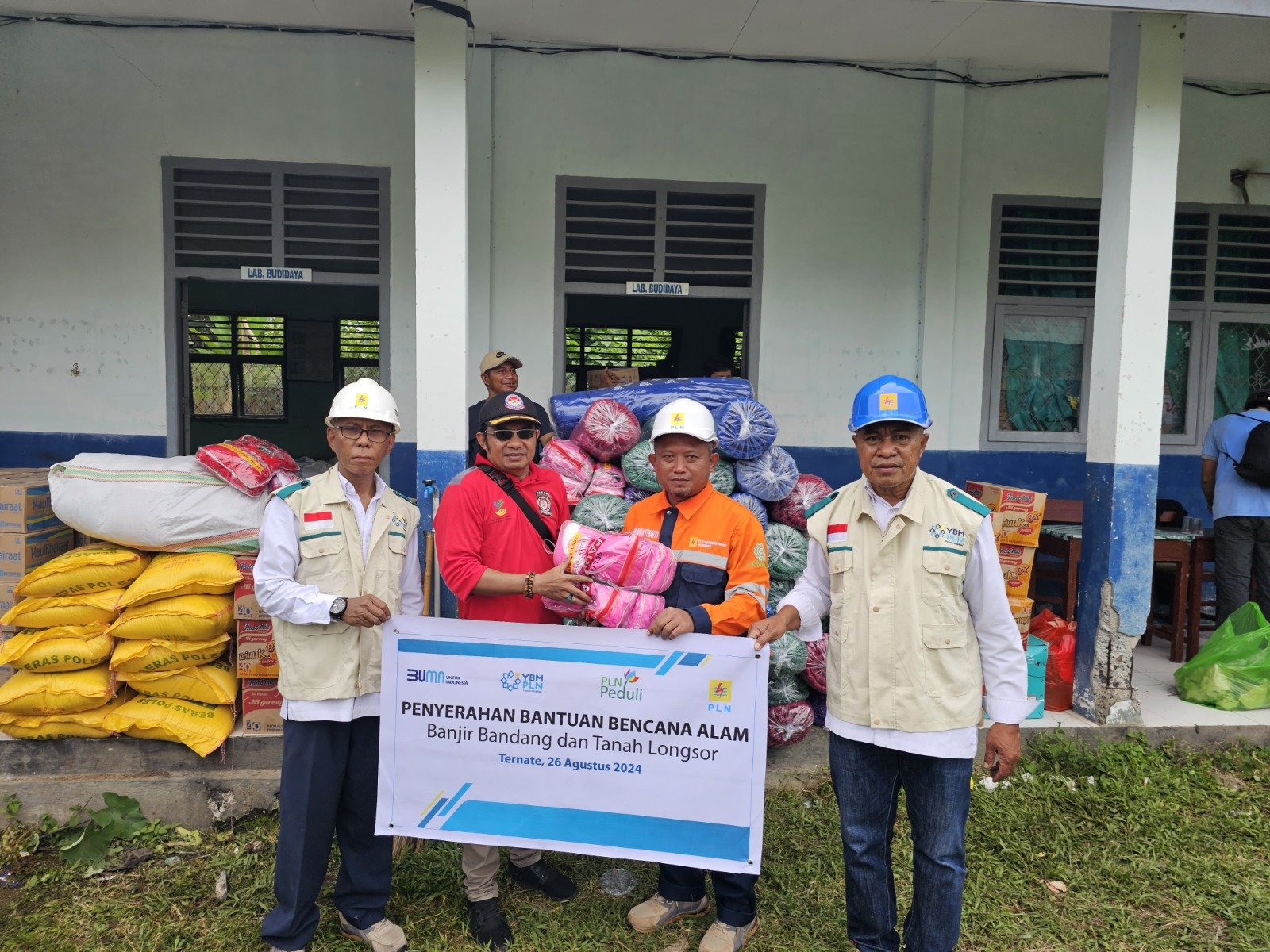 PLN UIW MMU menyalurkan bantuan bagi masyarakat terdampak banjir bandang di Kelurahan Rua, Kecamatan Pulau Ternate, Kota Ternate, Provinsi Maluku Utara, Senin (26/8/2024).