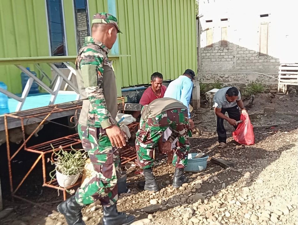 Koramil Bula bersama masyarakat melaksanakan program jumat bersih di Dusun Kampung Nelayan, Kecamatan Bula.