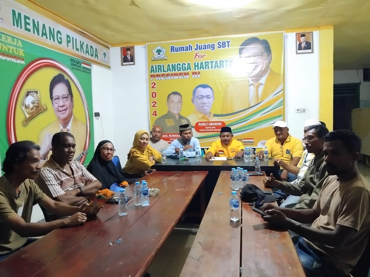 Pengurus DPD Golkar SBT menggelar konfrensi pers di sekretariat DPD Golkar SBT (foto : beritabeta.com)