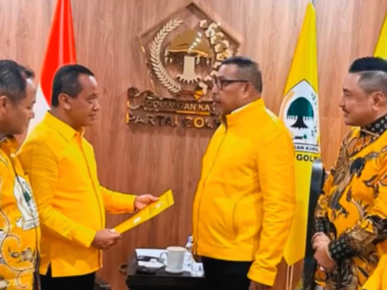 Ketum Partai Golkar, Bahlil Lahadalia menyerahkan rekomendasi B1-KWK Partai Golkar kepada Murad Ismail-Michael Wattimena di Pilkada Maluku.