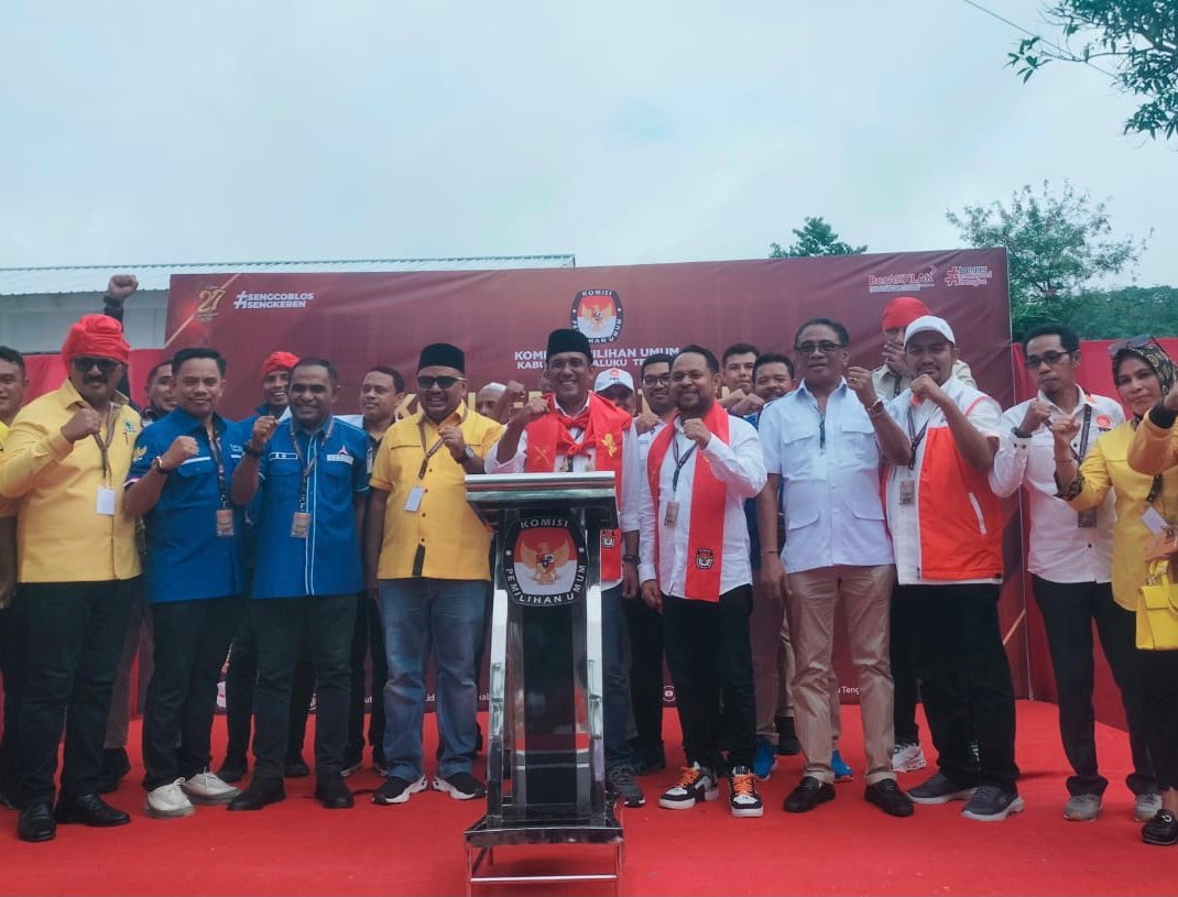 Balon Bupati dan Wakil Bupati Maluku Tengah, Zulkarnain Awat Amir-Mario Lawalata memberikan keterangan pers didampingi partai pengusung. (foto : beritabeta.com)