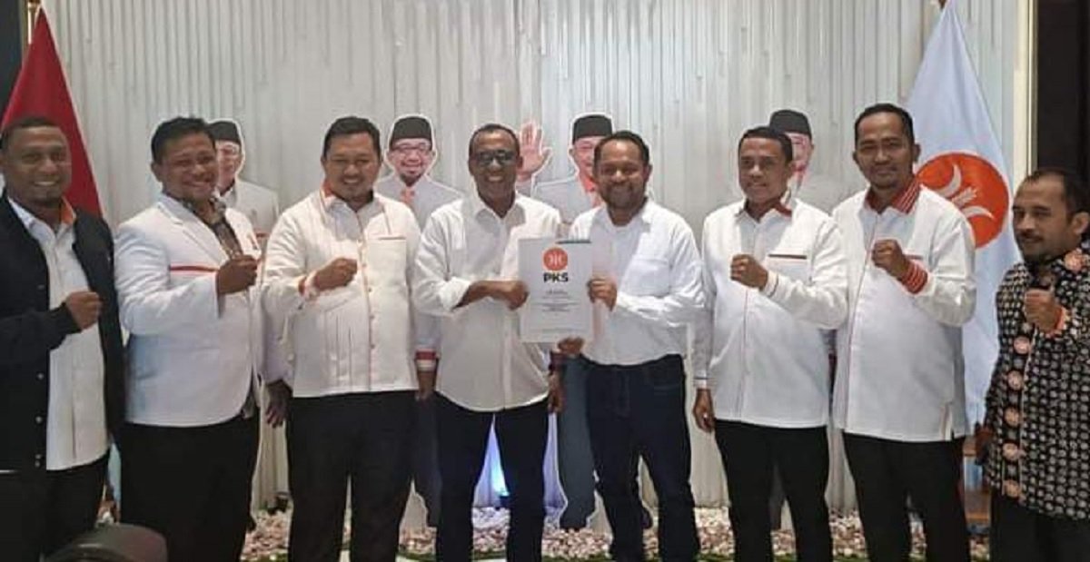 Pasangan Zulkarnain Awat Amir Alkatiri- Mario Lawalata,didampingi sejumlah pengurus PKS Maluku dan Maluku Tengah saat menerima rekomendasi dari DPP PKS untuk tampil sebagai pasangan bakal calon (balon) Bupati dan Wakil Bupati di Pilkada Maluku Tengah (Malteng) 2024.