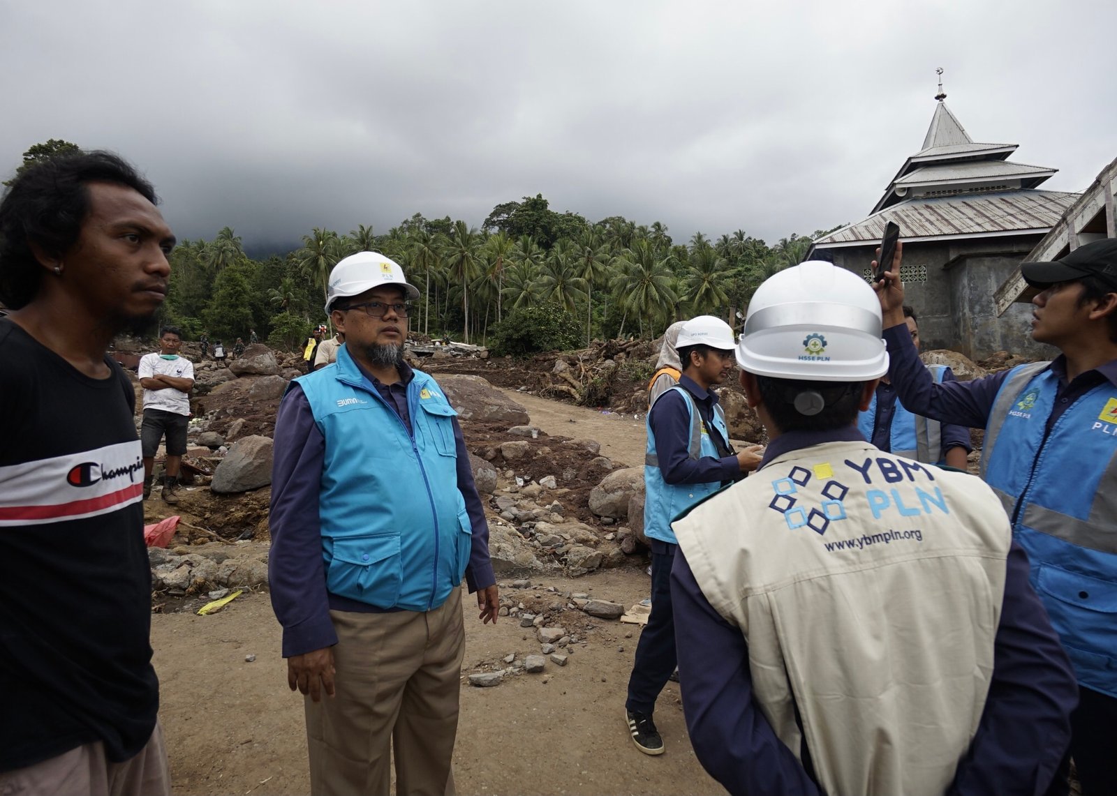 PT PLN (Persero) Unit Induk Wilayah Maluku dan Maluku Utara (UIW MMU) melalui Unit Pelaksana Pelayanan Pelanggan (UP3) Sofifi menyalurkan bantuan kemanusiaan kepada korban banjir bandang yang terjadi di Kelurahan Rua, Kota Ternate, Rabu (28/8/2024).