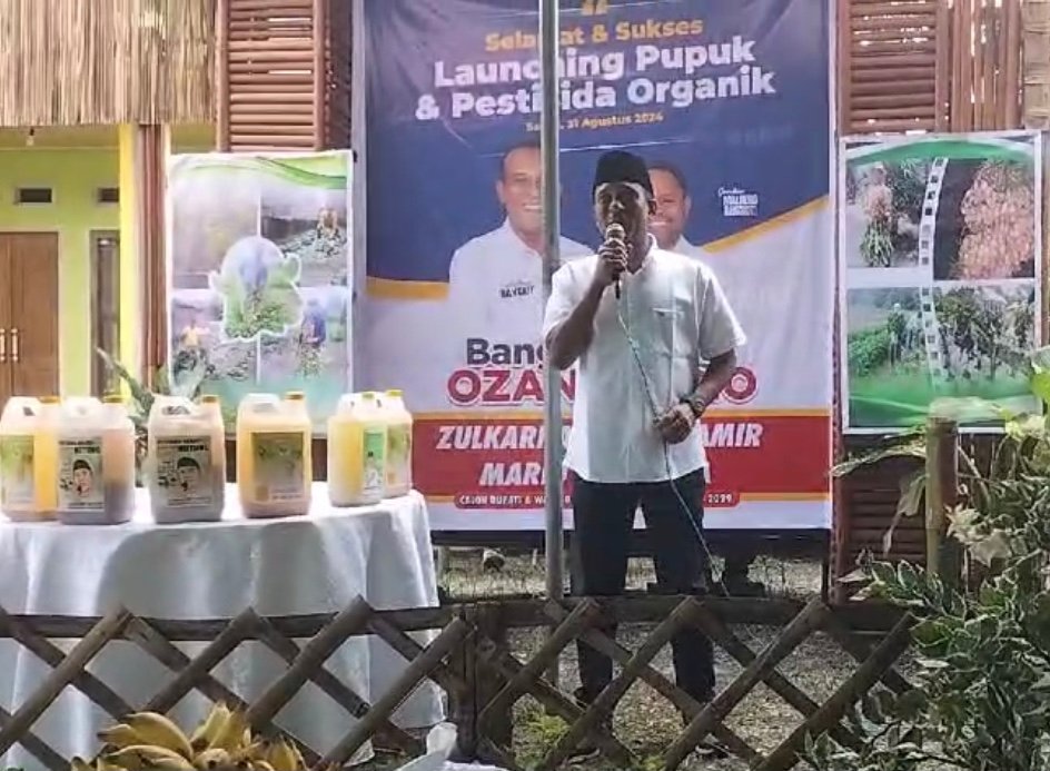 Inisiator Malteng Bangkit, Zulkarnain Awat Amir melaunching pupuk dan pestisida organik (foto : beritabeta.com)