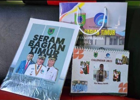 Kalender, majalah dan tas yang dibagikan Diskominfo SBT saat HUT RI ke-79 tahun