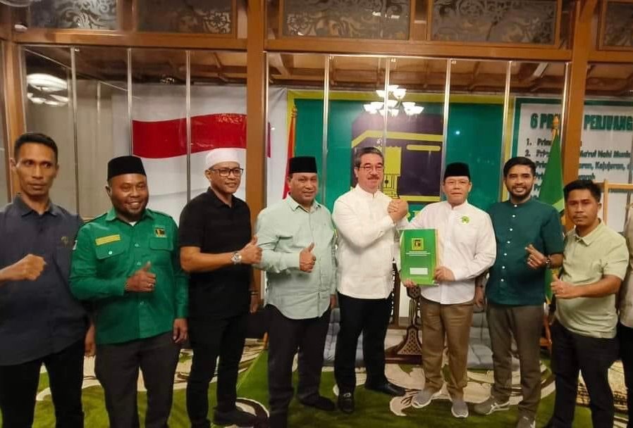 Plt Ketum PPP, Muhammad Mardiono menyerahkan rekomendasi PPP kepada Hendrik Lewerissa-Abdullah Vanath