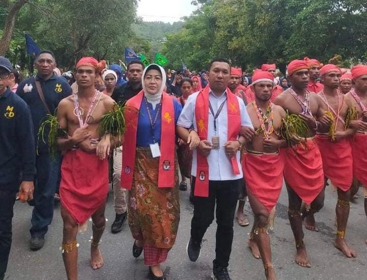 Pasangan Mirati Dewaningsih-Daniel Nirahua diantar ribuan pendukung untuk mendaftar di KPU Malteng.