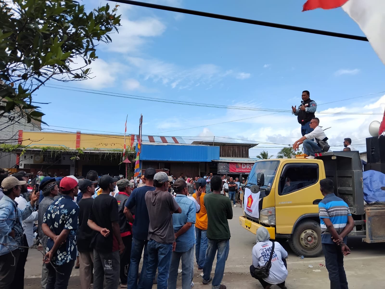 Balon Wakil Gubernur Maluku, Abdullah Vanath berorasi di depan Kantor KPU SBT. (foto : beritabeta.com)