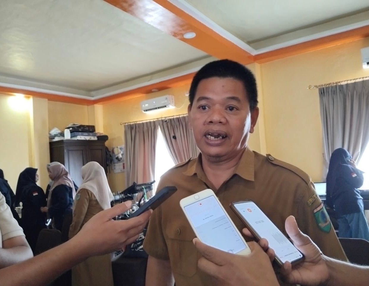 Plt Kepala Dinas Lingkungan Hidup SBT, Ilham Hoedrawi memberikan keterangan kepada wartawan usai Bimtek dan konsultasi publik I penyusunan dokumen KLHS RPJPD dan KLHS RPJMD yang digelar di lantai III Hotel Surya, Kota Bula, Senin (5/8/2024). (foto : beritabeta.com/azis zubaedi)