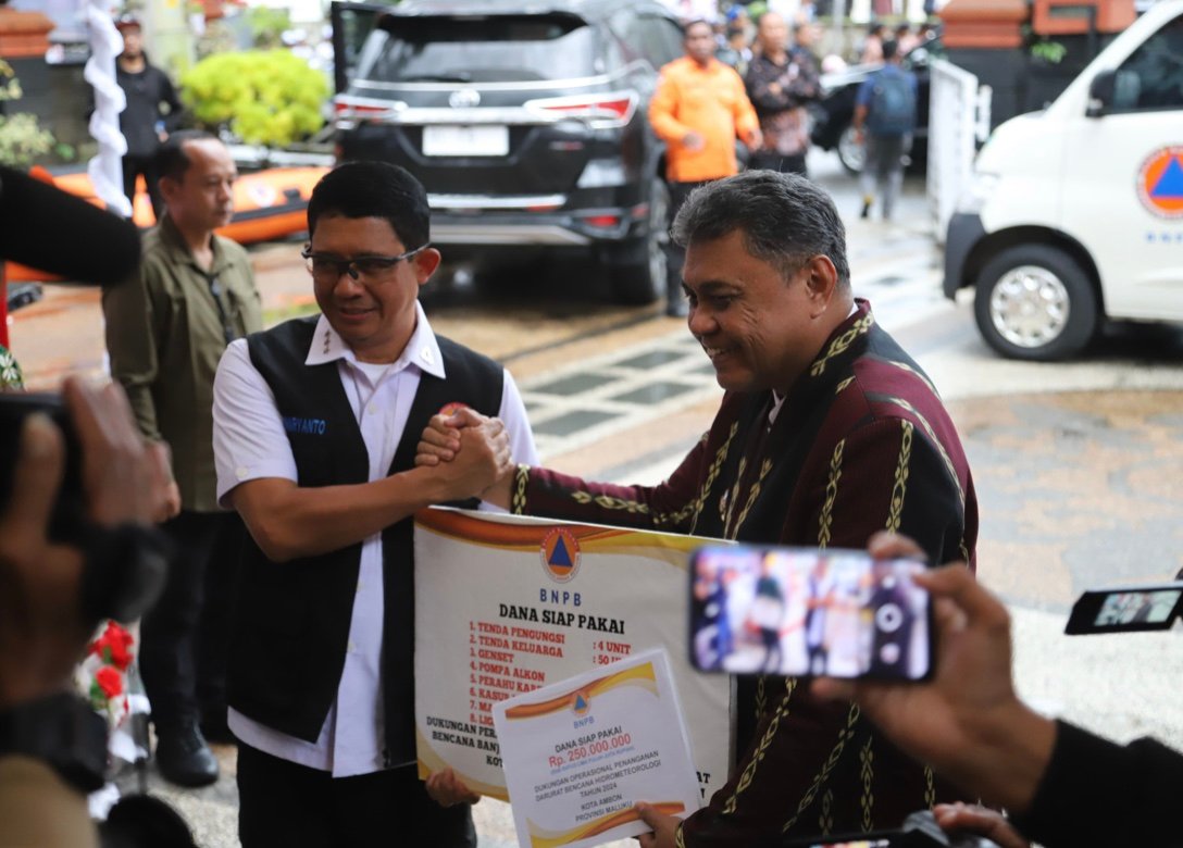 Pj Walikota Ambon, Dominggus N. Kaya menerima bantuan satu unit mobil ambulance dan uang senilai Rp 250 juta dari Pempus