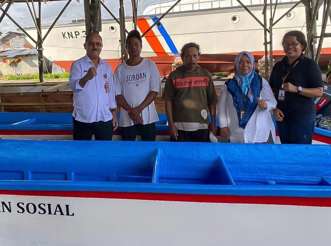 Dua kelompok nelayan di Kota Ambon terima bantuan perahu fiber dari Kemensos RI