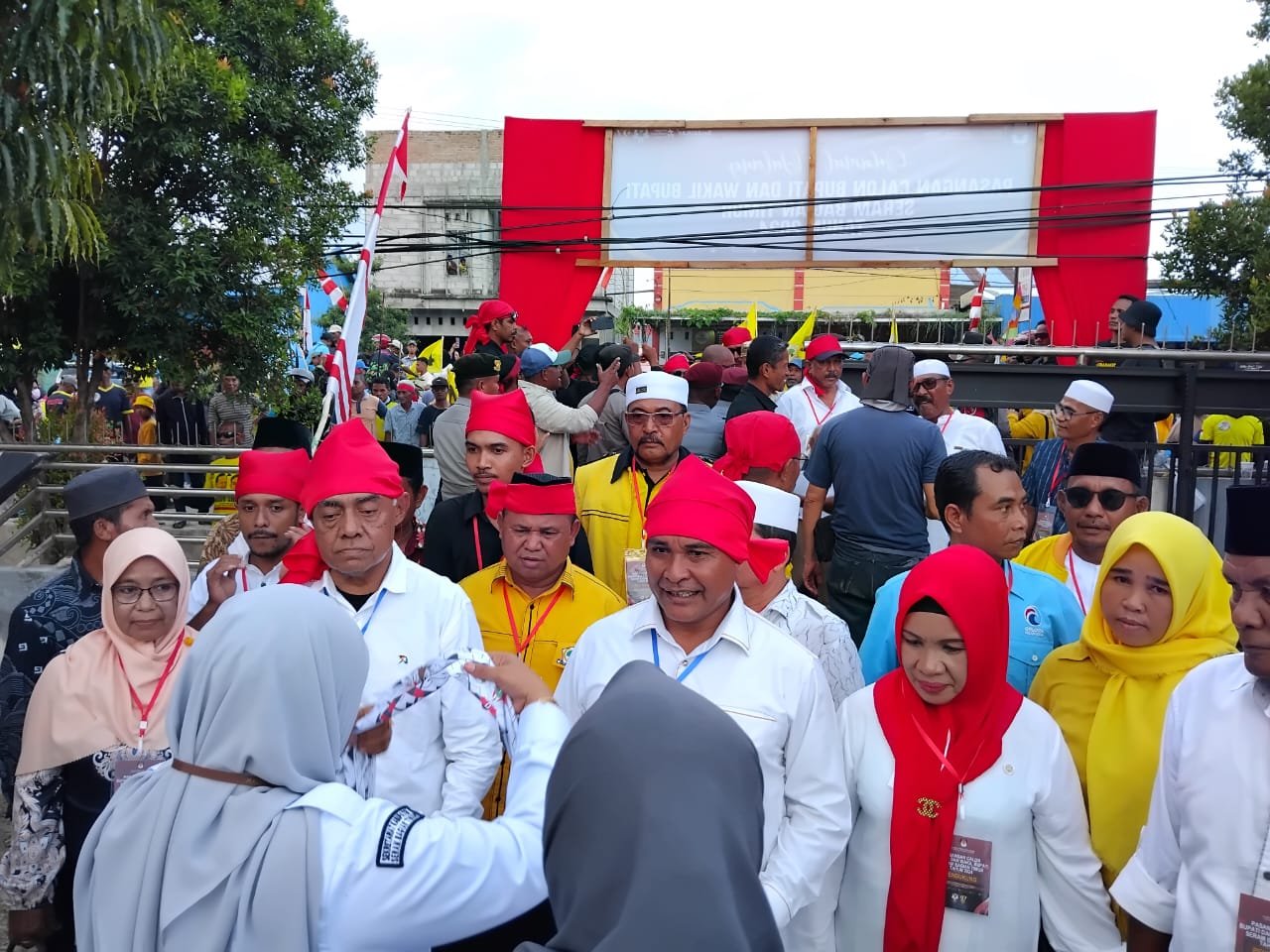 Pasnagan Balon Bupati dan Wakil Bupati SBT, Agil Rumakat-Enver Abdullah R. Wattimena dan rombongan disambut Sekretaris KPU SBT, Atakia Kelirey saat tiba di Kantor KPU setempat. (foto : beritabeta.com)