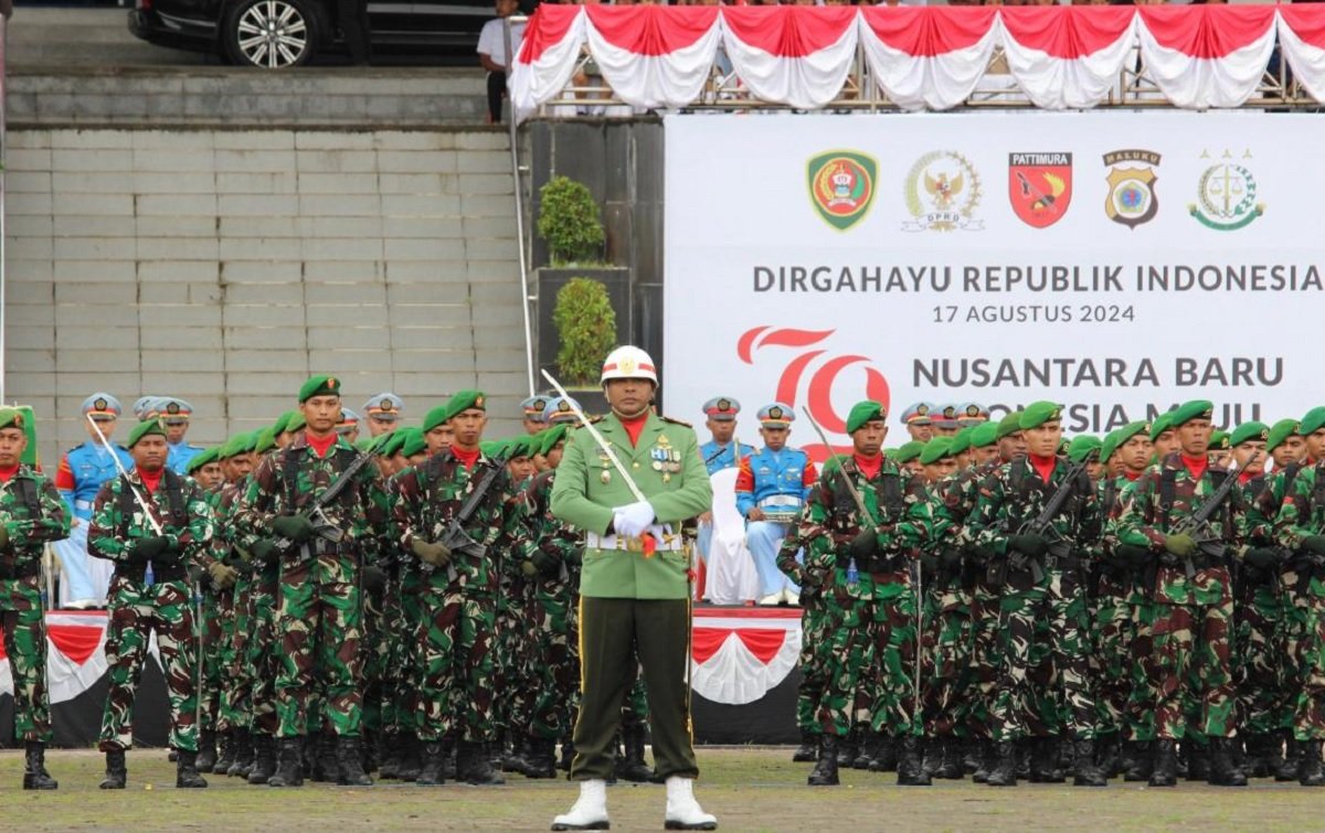 Komandan Batalyon Infanteri (Danyonif) Raider 733 Masariku Kodam XV Pattimura, Letkol Infanteri Julius Jongen Matakena,SH saat menjadi komandan upacara detik-detik Proklamasi 17 Agustus 2024 di Lapangan Merdeka, Ambon