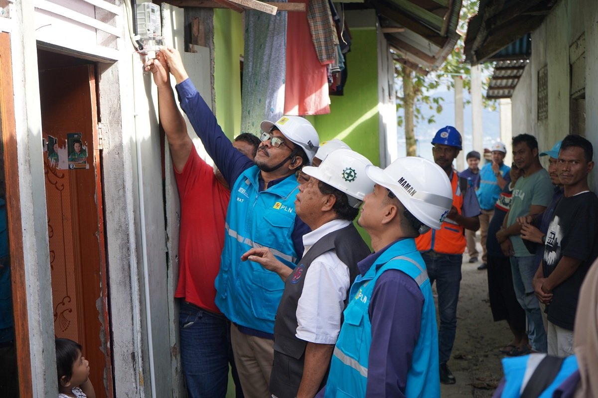 Penyalaan secara simbolis Program BPBL pelanggan di Hative Besar, Kecamatan Teluk Ambon, Kota Ambon atas nama Ramli Umagap oleh General Manager PLN UIW MMU, Awat Tuhuloula (Foto  : Humas PLN Maluku-Malut)