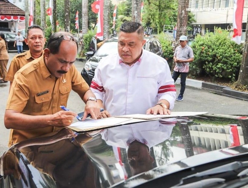 Eks Sekkot Ambon, Agus Ririmasse kembalikan mobil dinas ke Pemkot Ambon.