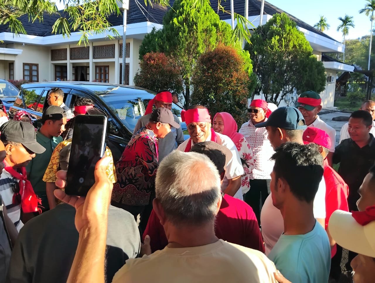 Ribuan pendukung, simpatisan dan loyalis jemput Balon Gubernur Maluku, Abdul Mukti Keliobas saat tiba di Kota Bula. (foto : beritabeta.com)