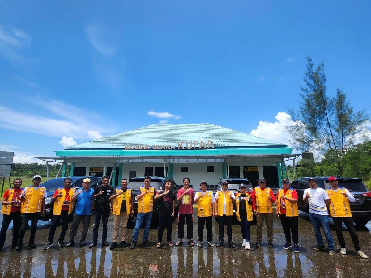 Kepala BPJN Maluku, S. Bambang Widyarta bersama rombongan mengecek kondisi jalan dan jembatan dari Bandara Kufar ke Kota Bula jelang Kunker Presiden Jokowi ke SBT.