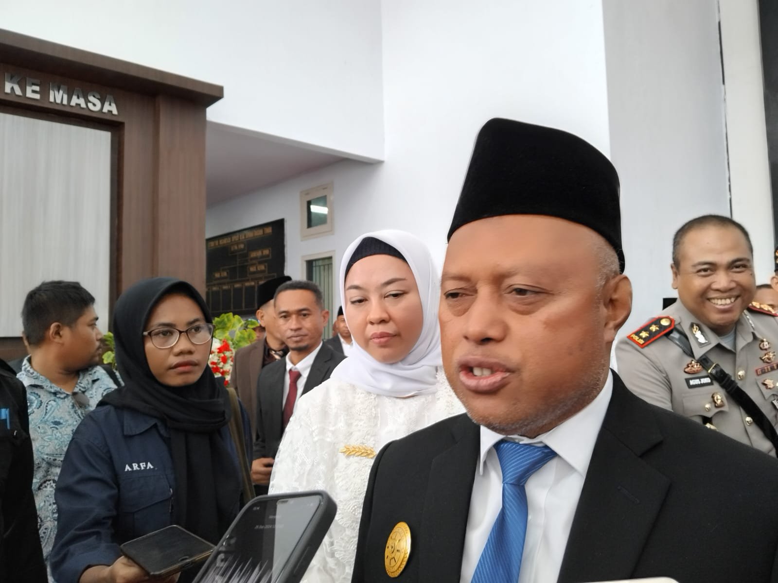 Pjs Bupati SBT, Djalaludin Salampessy memberikan keterangan kepada wartawan (foto : beritabeta.com)