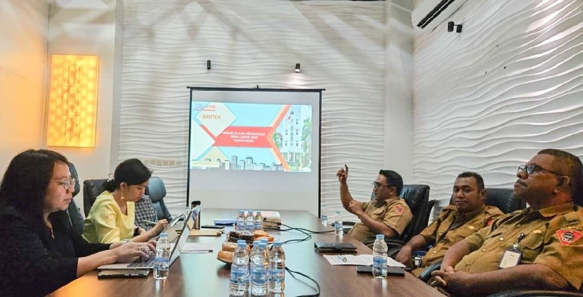 Plt. Kepala Dinas Kominfosandi, Ronald H. Lekransy saat menggelar pertemuan di ruang rapat comment center lantai IV Gedung A, Balai Kota, Selasa, (17/9/2024).