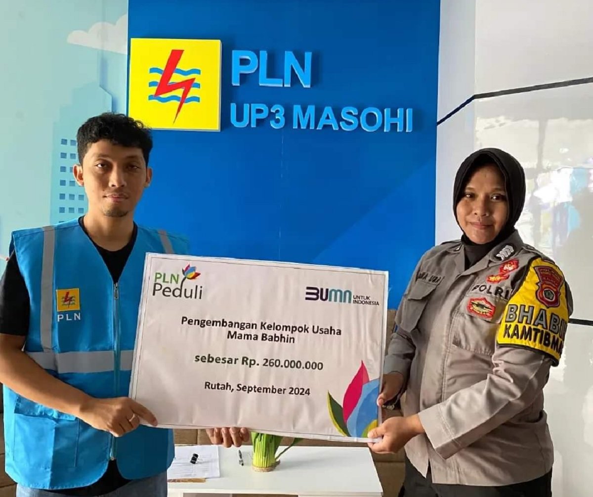 Penyerahan Bantuan Modal dari PLN Maluku diterima  Bhabinkamtibmas Negeri Rutah, Bripka Norma Ura.