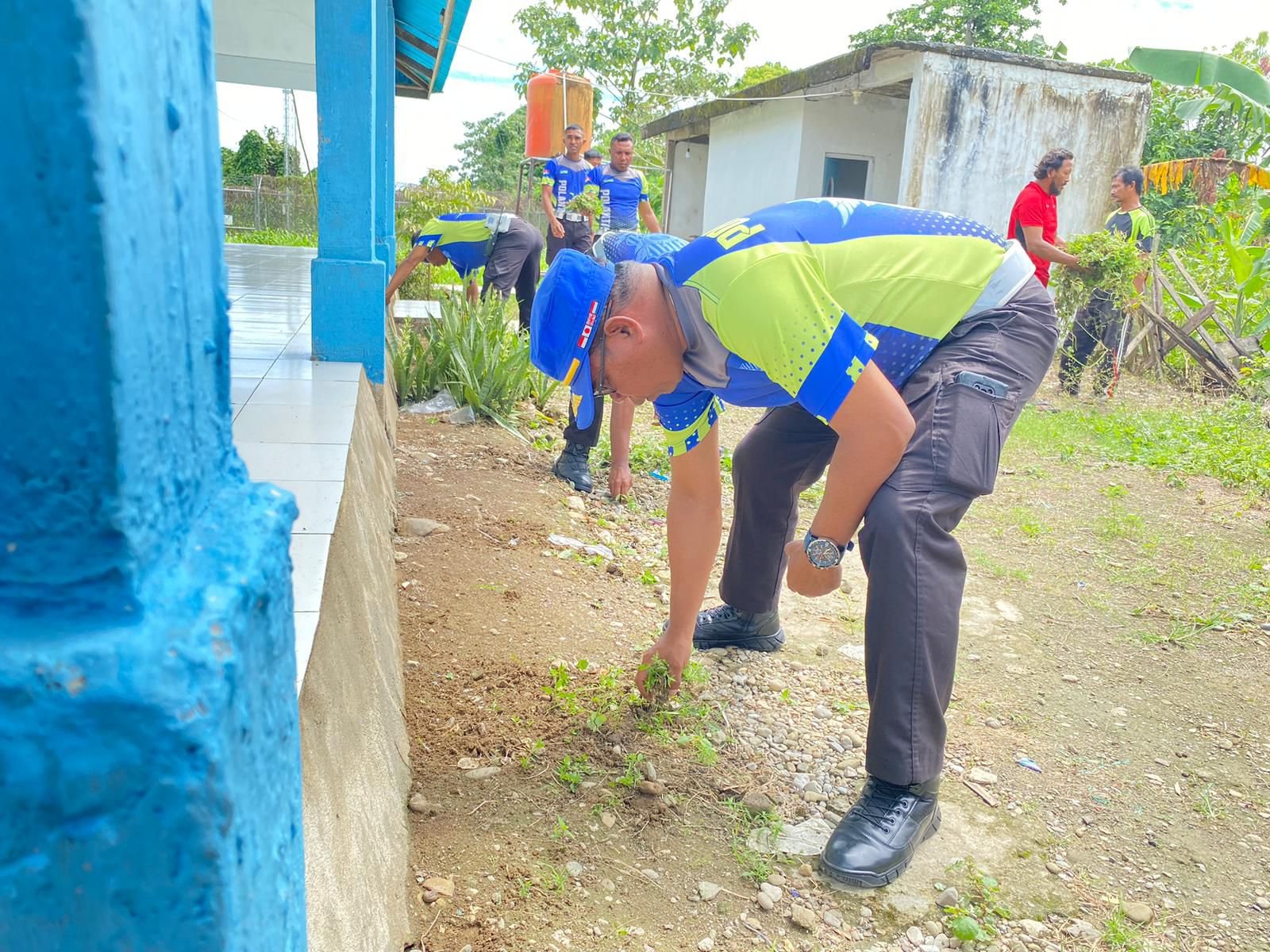 Personil Satlantas Polres SBT gelar bakti sosial di Masjid Al-Amin (foto : Humas Polres SBT)