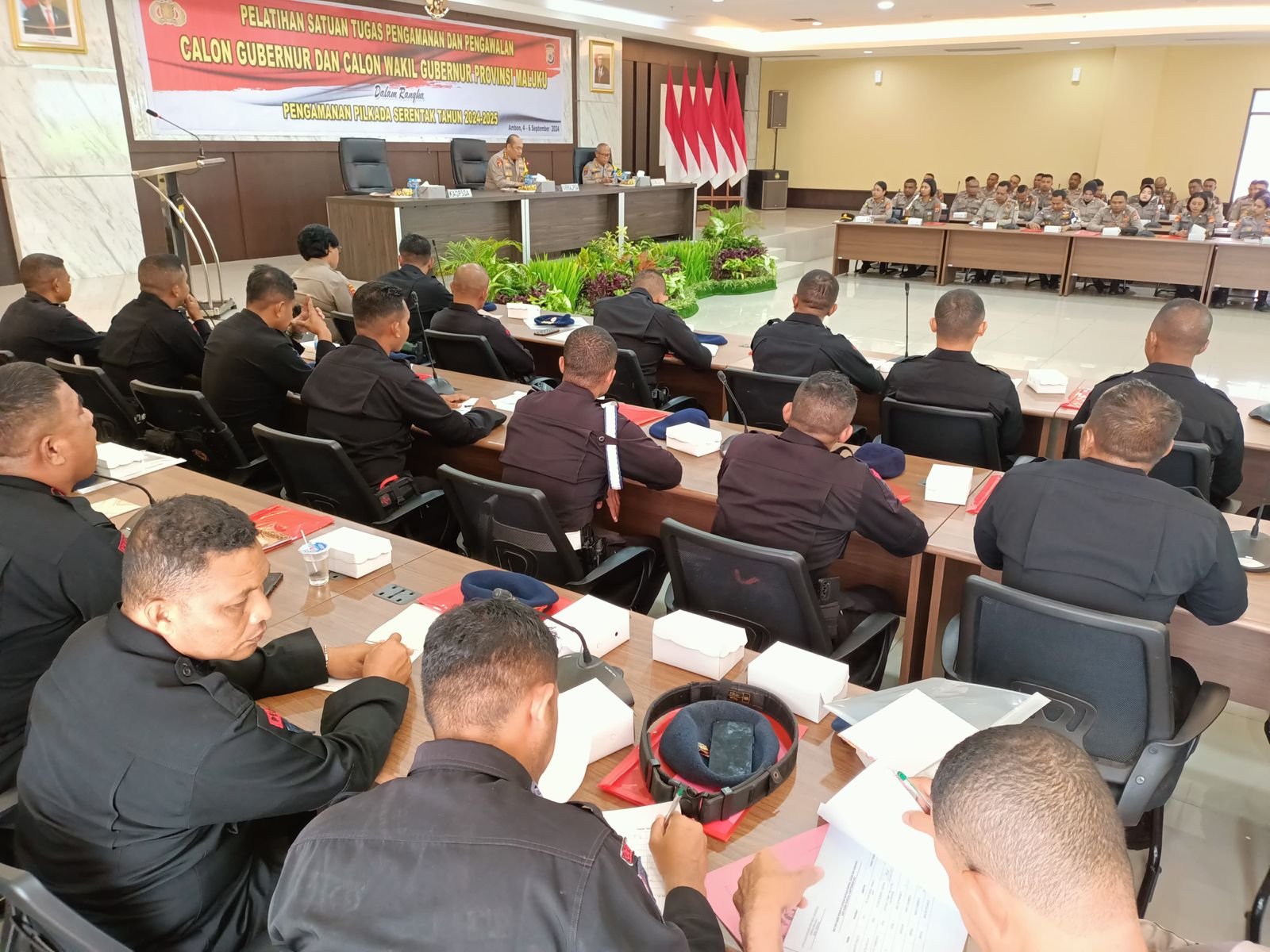 Polda Maluku memberikan pelatihan kepada personil yang akan dikerahkan untuk melakukan pengamanan dan pengawalan terhadap Paslon gubernur-wakil gubernur yang maju di Pilkada serentak 2024.