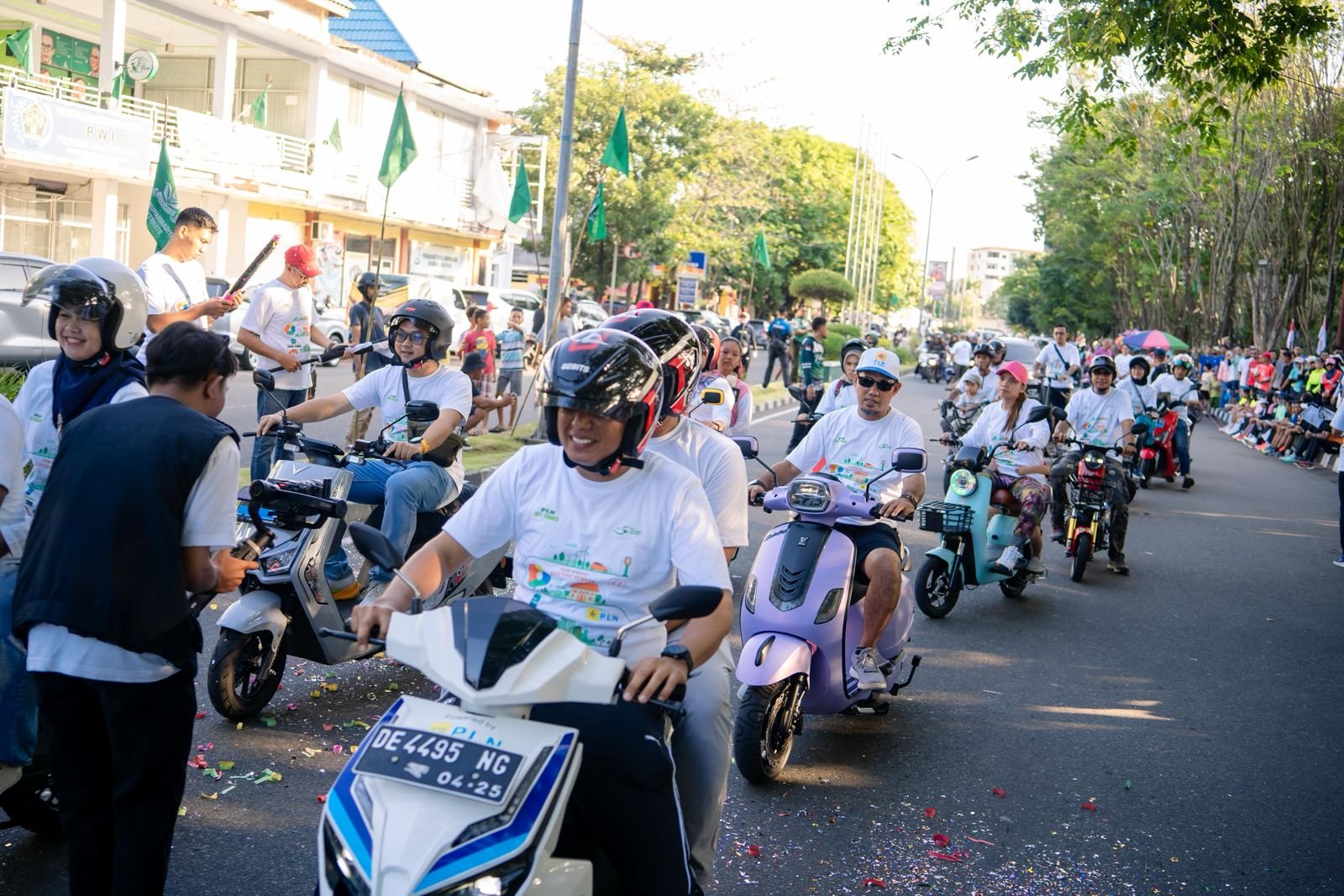 PLN Unit Induk Wilayah Maluku dan Maluku Utara (UIW MMU) melalui Unit Pelaksana Pelayanan Pelanggan (UP3) Ternate menggelar konvoi komunitas Electric Vehicle (EV), Senin (9/9/2024).