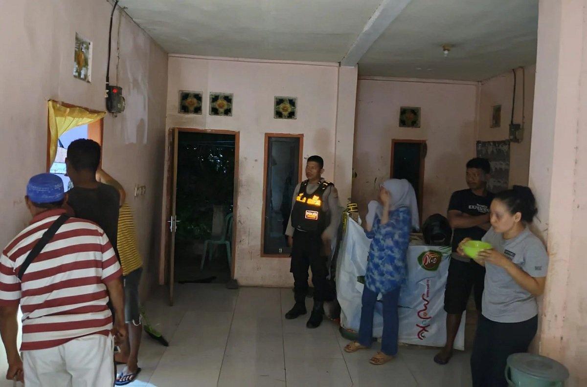 Unit Identifikasi Polresta Ambon saat melakukan olah TKP dan melakukan proses identifikasi di kamar kos yang ditempati korban (Foto Istimewah)