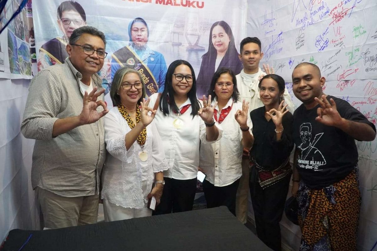 Foto bersama Pj Wali Kota Ambon  dalam kegiatan Jambore Ajang Kreativitas di Bali