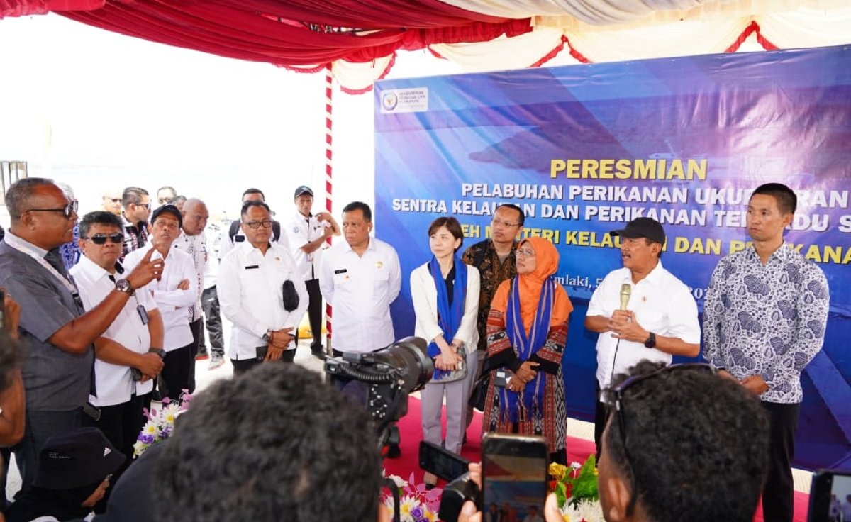 Anggota DPR RI Komisi IV, Saadiah Uluputty  bersama Menteri Kelautan dan Perikanan (KKP), Sakti Wahyu Trenggono saat meresmikan Sentra Kelautan dan Perikanan Terpadu (SKPT) di Saumlaki, Kabupaten Kepualan Tanimbar (KKT), Kamis (5/9/2024). m