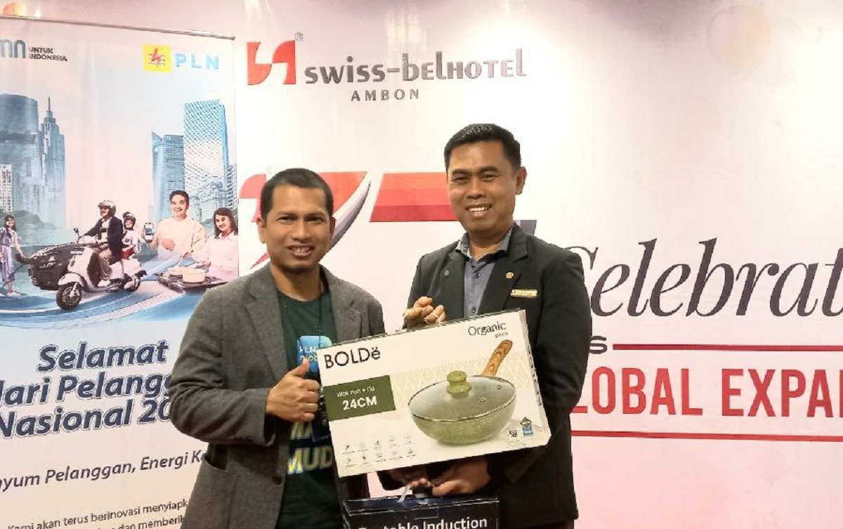 Senior Manager Niaga dan Manajemen Pelanggan PLN Unit Induk Wilayah Maluku dan Maluku Utara, Maman Sulaeman (kiri), saat memberikan bingkisan kepada General Manager Swissbel Hotel Ambon, I Ketut Gunarta, Rabu (4/9/2024)