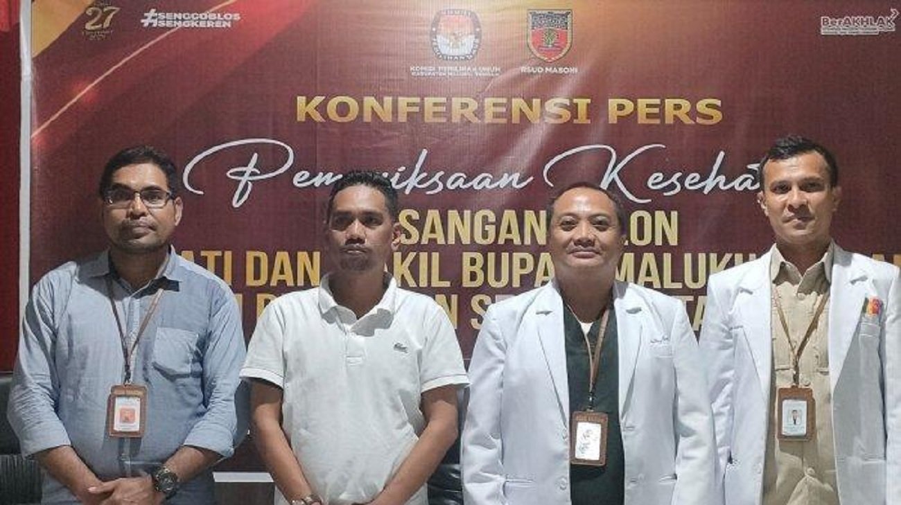 Tim Dokter RSUD Masohi dan Komisioner KPU MalukumTengah Saat Jumpa Pers