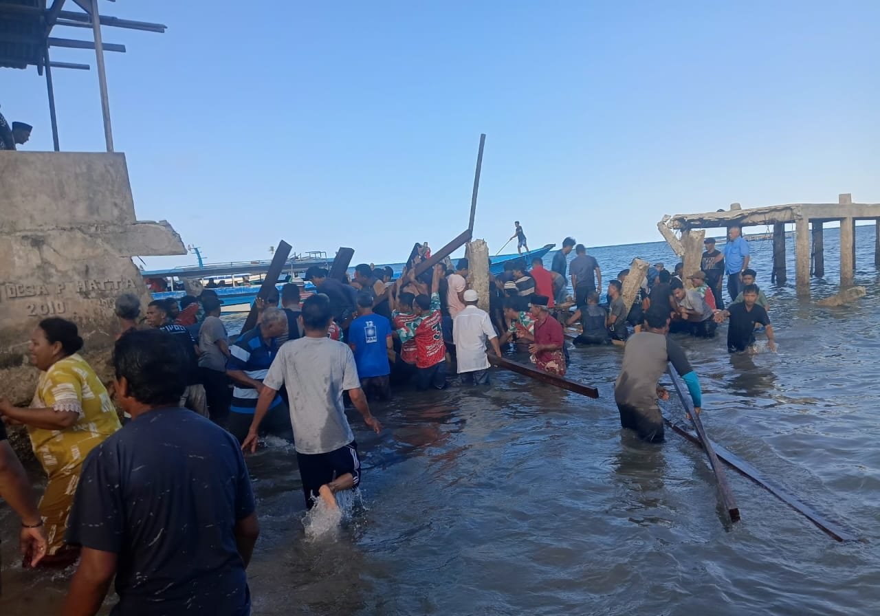 Sejumlah warga saat membantu para korban saat jembatan Pulau Hatta Ambruk pada 30 Oktober 2024